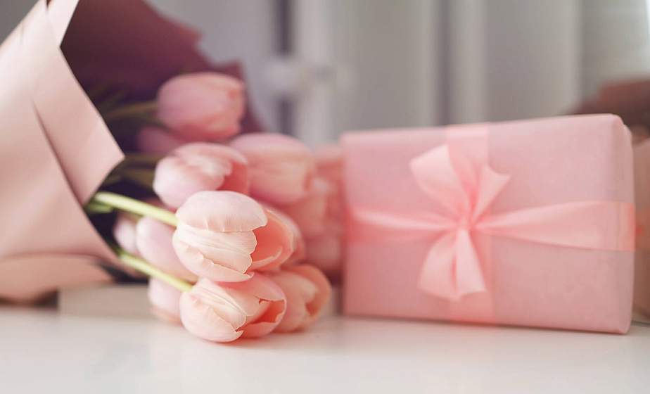 Облагаются ли подарки к 8 Марта страховыми взносами,  рассказали в Минтруда