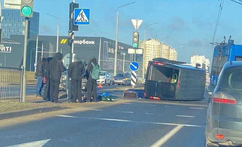 В Гродно во время аварии перевернулся катафалк с гробом