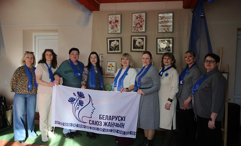 В Гродно открылась благотворительная выставка «Цветочный арт» в поддержку детей из приюта