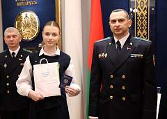 Первый заместитель прокурора Гродненской области Евгений Щербак вручил первые паспорта юным гражданам 