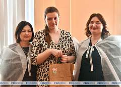 Жительниц Гродненского района, которые недавно стали мамами, поздравили с Днем Конституции