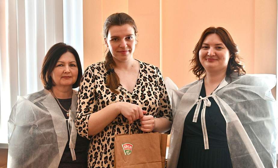 Жительниц Гродненского района, которые недавно стали мамами, поздравили с Днем Конституции