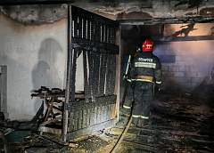 Гараж, мини-экскаватор и хозпостройка горели в регионе в минувшие выходные