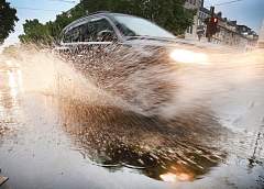Водитель облил пешехода водой из лужи. Можно ли наказать нарушителя и получить компенсацию?