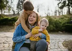 «Я должна быть сильной ради сыновей». Мать-одиночка рассказала, как одна справляется с воспитанием двоих детей