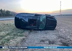 В Щучинском районе опрокинулся «БМВ»: водитель уснул за рулем