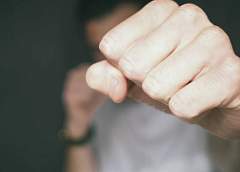 В Островецком районе подростки разгромили пустующий дом, считая его своим общежитием