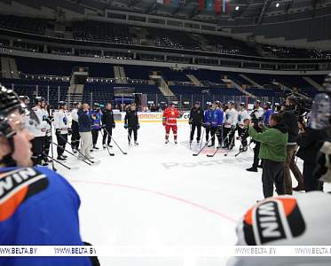 Народная команда, лучший "наркотик" и советы по игре. Александр Лукашенко побывал на тренировке у "Динамо-Минск"