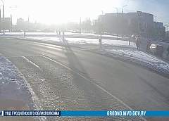 Едва не сбил людей: 80-летнего водителя в Гродно лишили прав