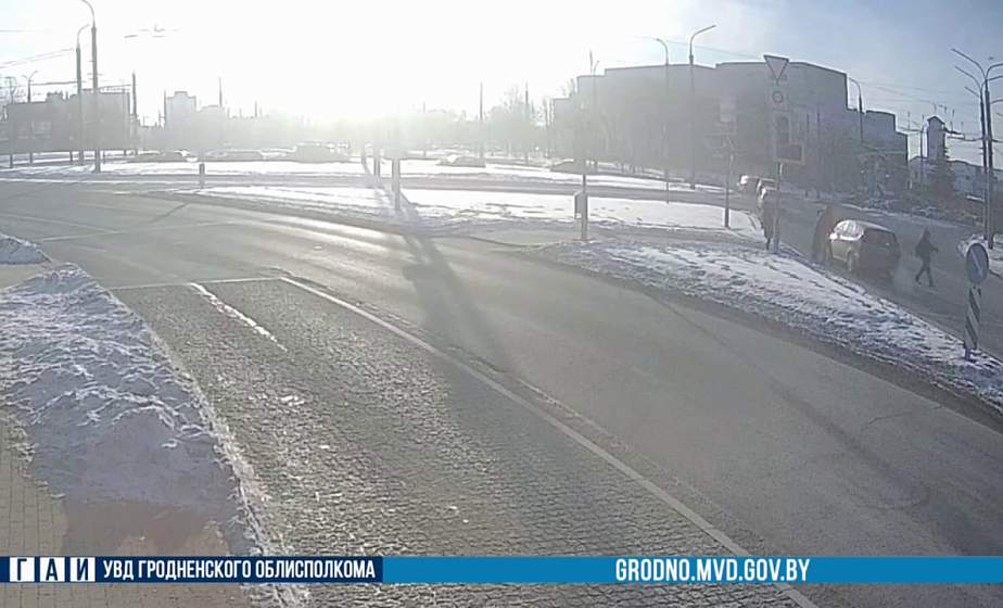 Едва не сбил людей: 80-летнего водителя в Гродно лишили прав