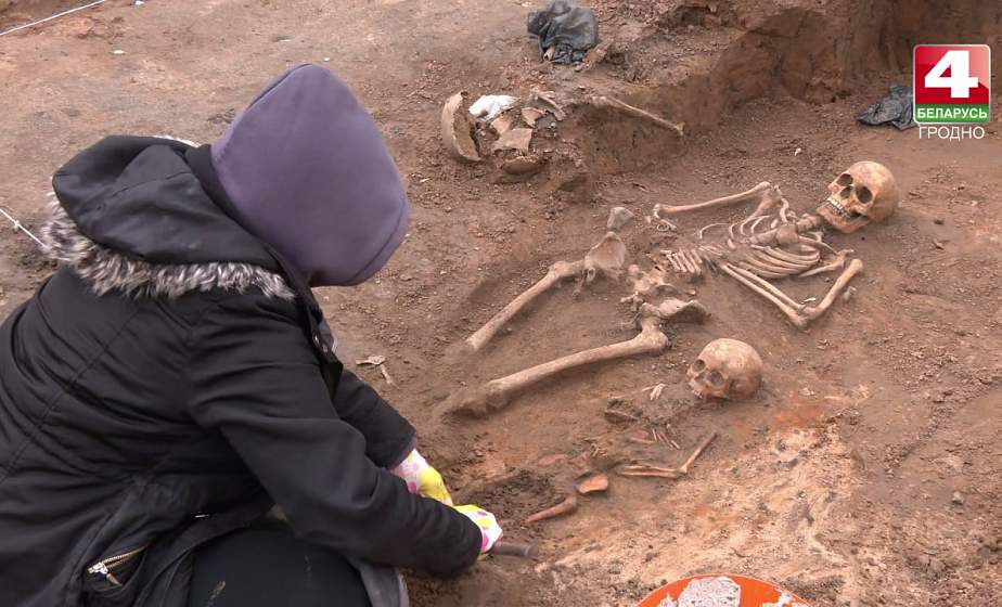 На древнем кладбище в центре Гродно нашли останки матери и ребёнка в одной могиле