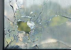 В Новогрудке пьяный мужчина разбил окна на балконе пенсионерки