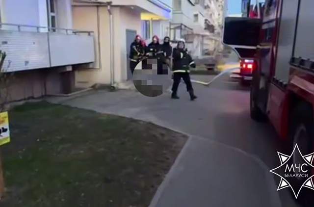 Нашли без сознания в горящей квартире. Работники МЧС спасли мужчину в Гродно