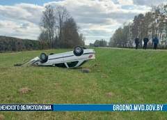 Отвлеклась на автолюльку – очнулась в кювете: в серьезной аварии под Слонимом пострадал младенец