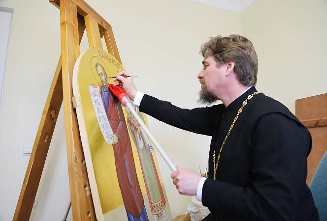 Написано молитвой. Ключарь гродненского храма Евгений Коваль превращает камень и золото в лики святых