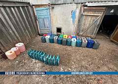 Почти полтонны топлива нашли в сарае пенсионера из Слонимского района