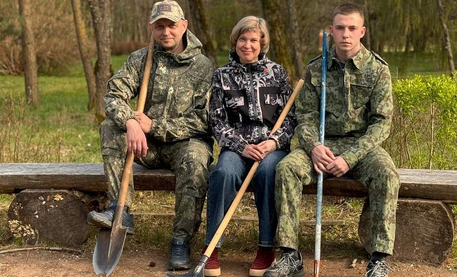 Пример для всех: семья Шевчик из Мостов превратила субботник в семейную традицию