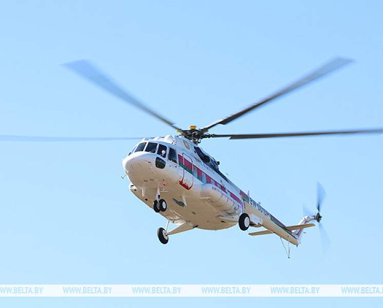 Александр Лукашенко с борта вертолета инспектировал ход посевной в Минской области