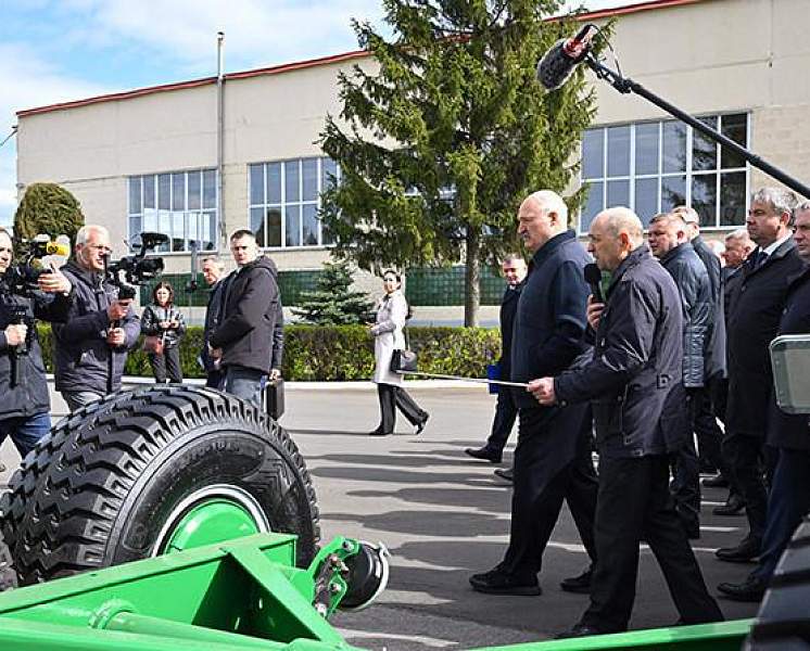 Большая командировка на юг страны и аэродром спецназначения. Итоги недели Президента