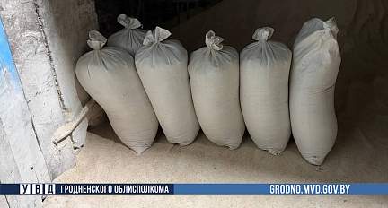 Более полутонны муки пытался похитить животновод в Островецком районе