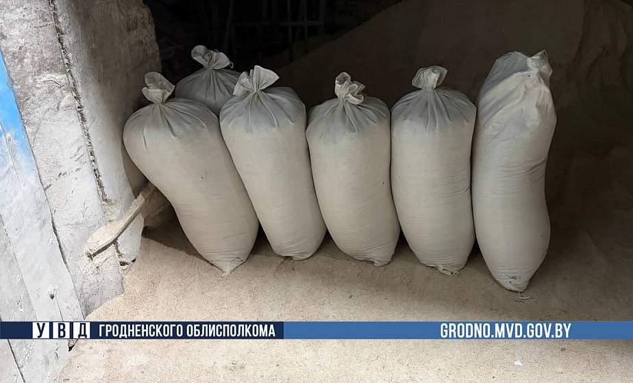 Более полутонны муки пытался похитить животновод в Островецком районе