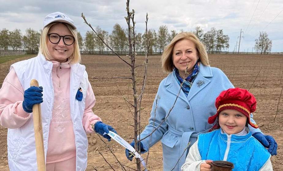 ОО «Белорусский союз женщин» высадила яблоневую аллею