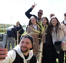 Белорусские блогеры высадили аллею деревьев в Лиде на слете "БлогБай. Маёвка"