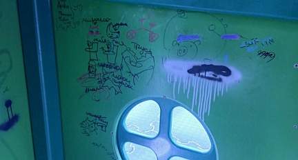 Благоустройство не для всех: новую детскую площадку на улице Химиков испортили за считанные дни