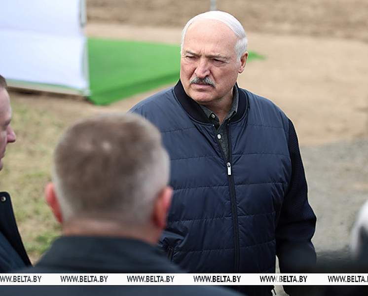 Александр Лукашенко в Праздник труда ознакомился с "космическим кораблем" в отечественном тракторостроении
