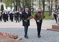 Гродненцы возложили цветы в парке Жилибера 