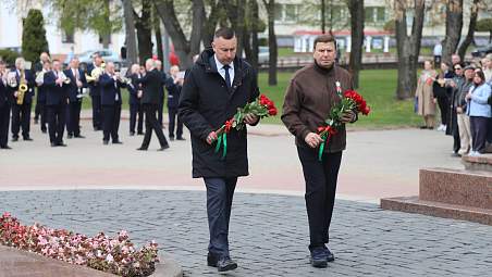 Гродненцы возложили цветы в парке Жилибера 