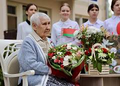 В Гродно в преддверии Дня Победы поздравили ветерана Великой Отечественной войны Зинаиду Петровну Круглову