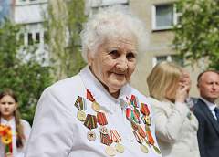 Елена Пасюта поздравила ветерана Великой Отечественной войны Марию Коваленко с наступающим Днём Победы