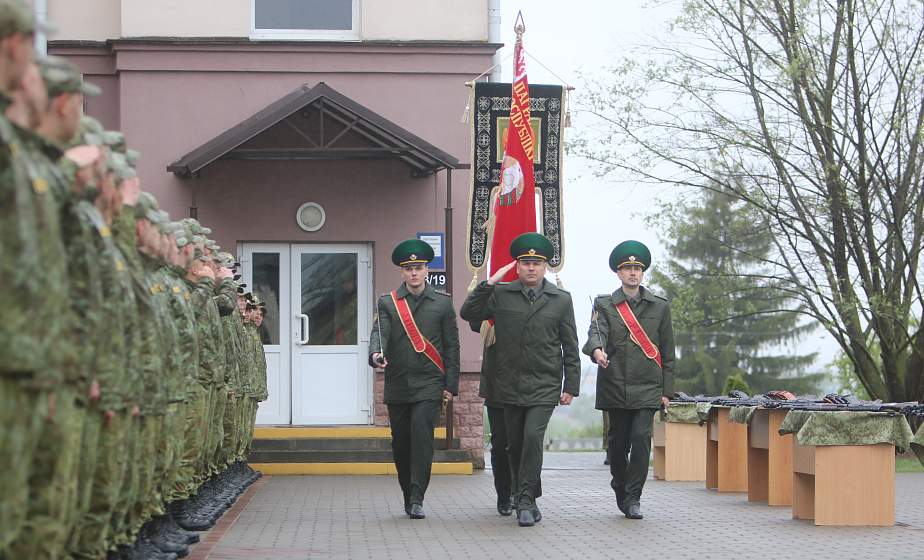 В Гродненской пограничной группе состоялся ритуал вручения боевого оружия