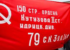 Председатель Гродненского облисполкома Юрий Караев поднял над драмтеатром копию Знамени Победы