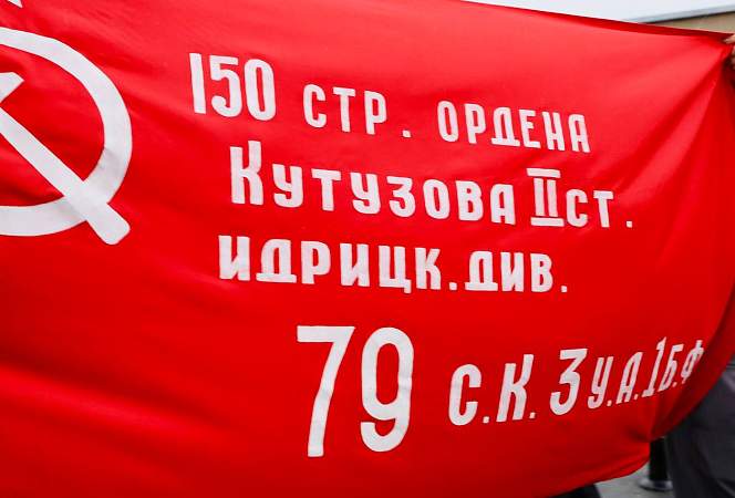 Председатель Гродненского облисполкома Юрий Караев поднял над драмтеатром копию Знамени Победы
