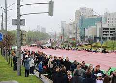 Партийная молодежь Гродненщины в числе других белорусов пронесла 500-метровый флаг страны по столичному проспекту
