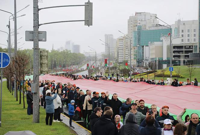Партийная молодежь Гродненщины в числе других белорусов пронесла 500-метровый флаг страны по столичному проспекту