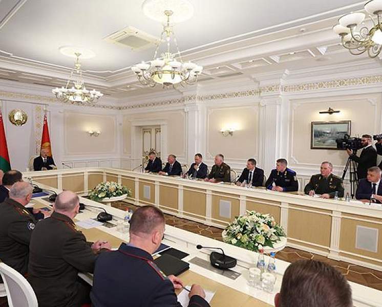 Александр Лукашенко обозначил важность оснащения войск современным вооружением для решения задач обороны