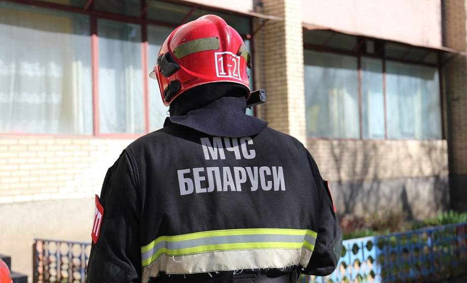Четверых человек спасли работники МЧС на пожаре в Щучине