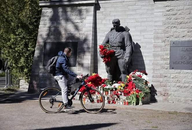 Победа, одна на всех… Жители бывших советских республик отпраздновали 9 Мая, несмотря на запреты