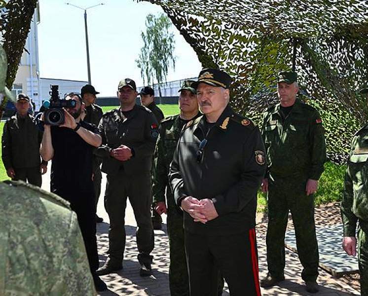 Военная тематика в центре внимания. Александр Лукашенко приехал к ракетчикам в Осиповичский район