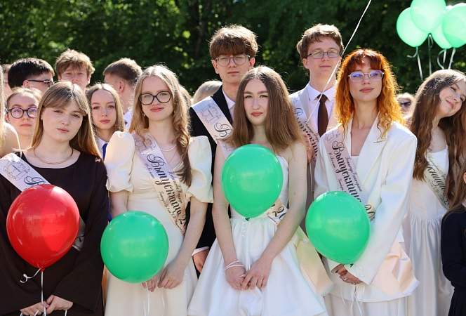 Выпускники гимназии №1 имени Е.Ф. Карского попрощались со школой