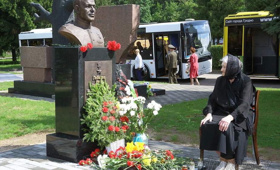 В Гродно торжественно открыли памятник Герою Советского Союза Ивану Даниловичу Лебедеву