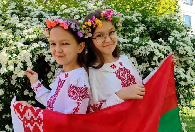 Белорусские патриоты под Государственным флагом поставили на место беглых