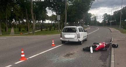 В Скиделе мотоциклист врезался в легковушку