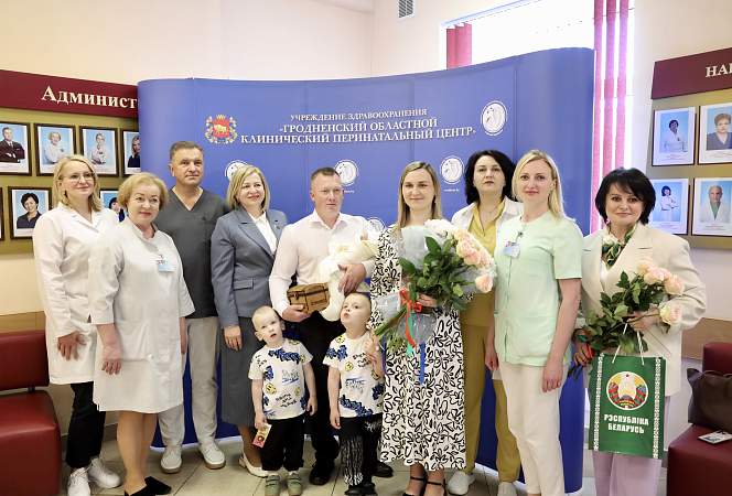 «Бацькава кашуля» для третьего богатыря. Многодетная семья из Мостов стала одной из первых участниц общенационального проекта партии «Белая Русь»