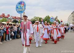 42 национальности и 800 участников. В Гродно прошло грандиозное фестивальное шествие