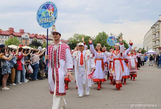 42 национальности и 800 участников. В Гродно прошло грандиозное фестивальное шествие