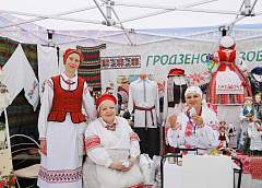 Получаешь приз из «абаранкамата» и учишься ткать рушники: колорит белорусского подворья представлен на фестивале в Гродно